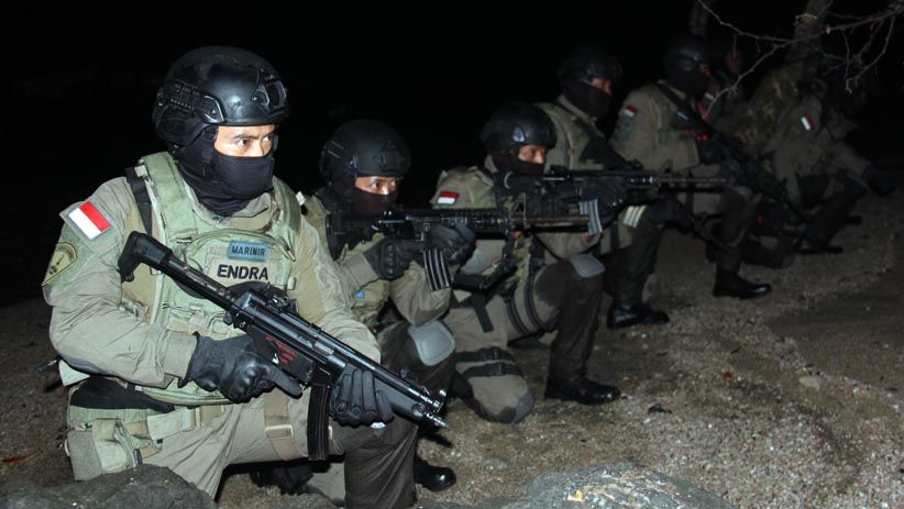 Prajurit Intai Amfibi Korps Marinir Bebaskan Sandera di Paiton - Bagian 1