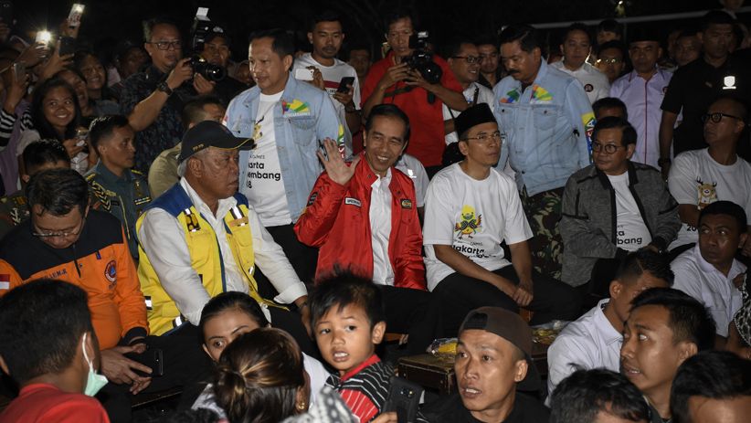 Jokowi bersama Pengungsi Gempa Lombok Nobar Penutupan Asian Games 2018 - Bagian 3