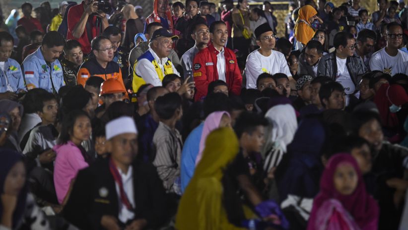 Jokowi bersama Pengungsi Gempa Lombok Nobar Penutupan Asian Games 2018 - Bagian 2