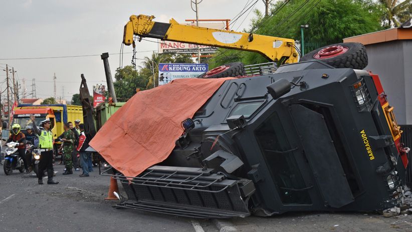 Hindari Mobil, Kendaraan Taktis Barracuda Brimob Polda Jateng Terguling - Bagian 2