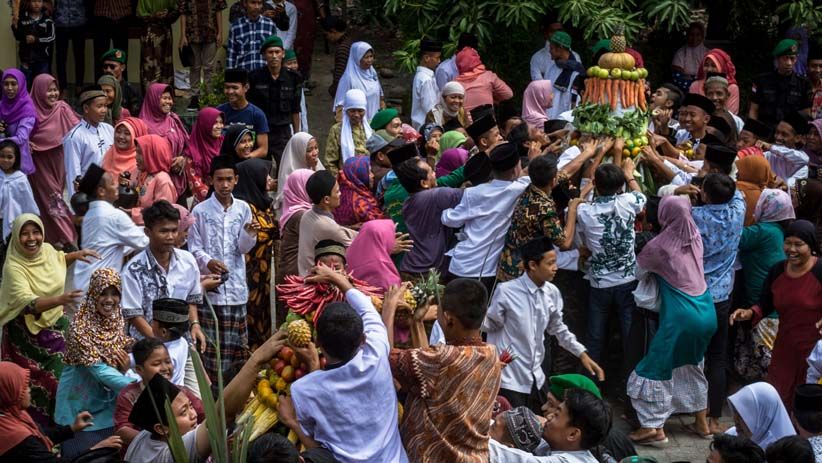 Ribuan Warga Berebut Gunungan Hasil Bumi saat Grebeg Suro Girikusumo - Bagian 1