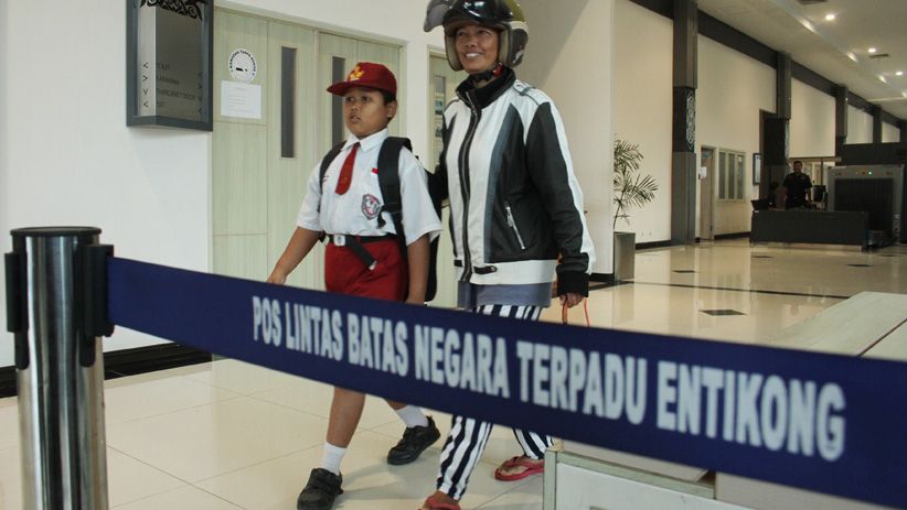 Senyum Nursaka, Siswa SD Pelintas Batas RI-Malaysia Dapat Sepeda dari Jokowi - Bagian 3