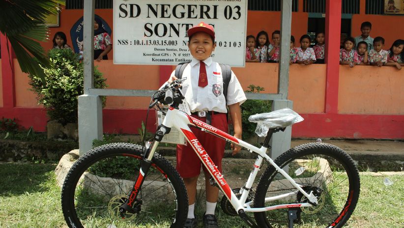 Senyum Nursaka, Siswa SD Pelintas Batas RI-Malaysia Dapat Sepeda dari Jokowi - Bagian 1