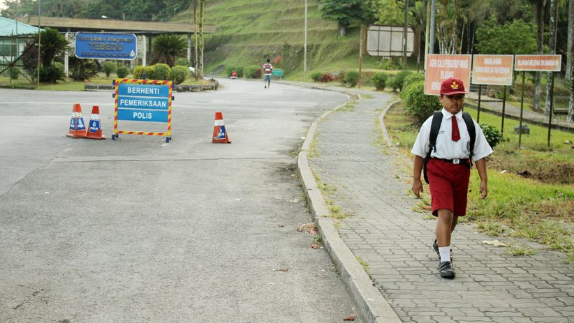 Senyum Nursaka, Siswa SD Pelintas Batas RI-Malaysia Dapat Sepeda dari Jokowi - Bagian 5