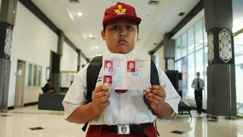 Senyum Nursaka, Siswa SD Pelintas Batas RI-Malaysia Dapat Sepeda dari Jokowi - Bagian 4