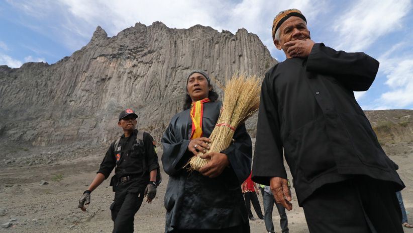 Ribuan Warga Kediri Jalani Ritual Larung Sesaji Gunung Kelud - Bagian 2