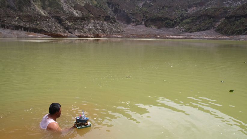 Ribuan Warga Kediri Jalani Ritual Larung Sesaji Gunung Kelud - Bagian 3