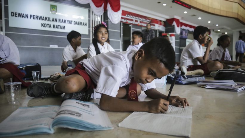 Sekolah Digusur, Siswa Belajar di Lobi Gedung DPRD Batam - Bagian 1