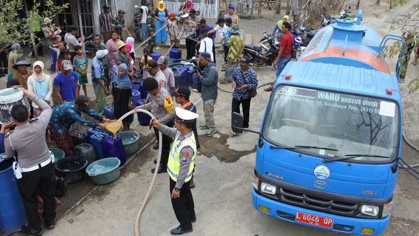 Polres Situbondo Bantu Salurkan Air Bersih ke Desa Jatisari - Bagian 2