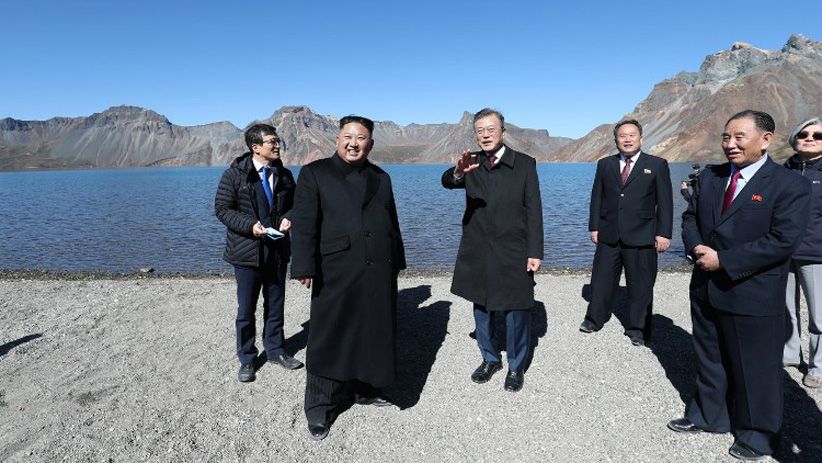 Potret Kim Jong Un dan Moon Jae In Jalan-Jalan ke Puncak Gunung Paektu - Bagian 4