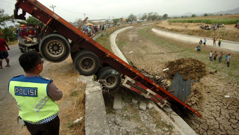 Truk Kontainer Terjun ke Sungai yang Kering, Sopir Tewas Tertimpa Besi - Bagian 1