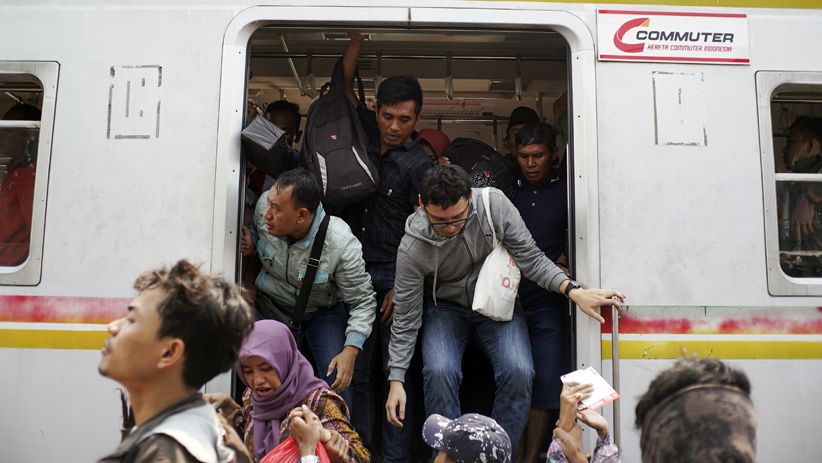 Perjalanan KRL Terganggu Minggu Sore, Ini Penyebabnya - Bagian 2