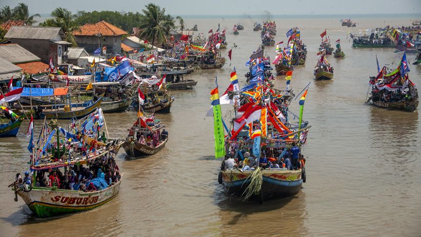 Ribuan Nelayan Karawang Mengikuti Tradisi Nadran Laut - Bagian 1