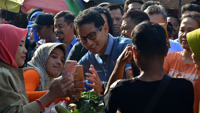 Berkunjung ke Pasar Wonodri Semarang, Sandiaga Diserbu Emak-Emak - Bagian 2