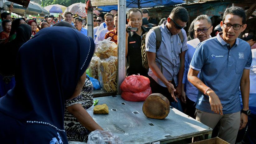 Berkunjung ke Pasar Wonodri Semarang, Sandiaga Diserbu Emak-Emak - Bagian 4