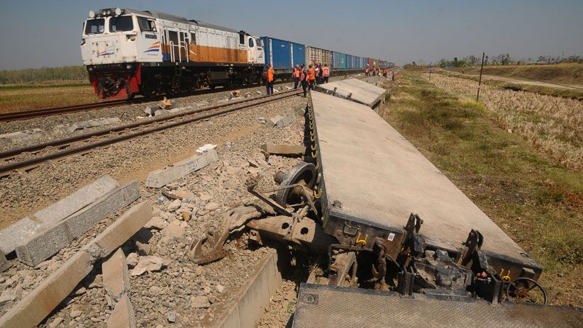 8 Gerbong Kereta Anjlok di Grobogan, Jalur Dialihkan - Bagian 1