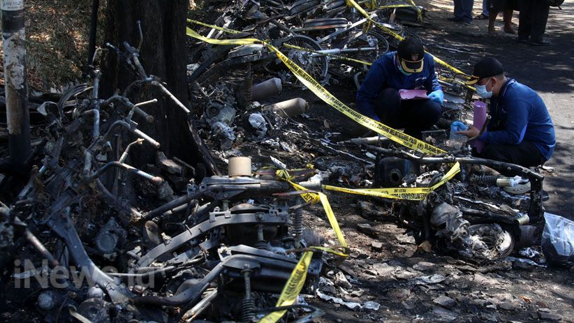 18 Sepeda Motor Pelajar SMKN 6 Surabaya Hangus Terbakar saat Parkir - Bagian 1
