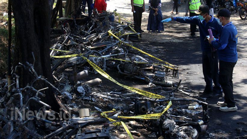 18 Sepeda Motor Pelajar SMKN 6 Surabaya Hangus Terbakar saat Parkir - Bagian 2