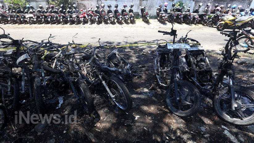 18 Sepeda Motor Pelajar SMKN 6 Surabaya Hangus Terbakar saat Parkir - Bagian 4