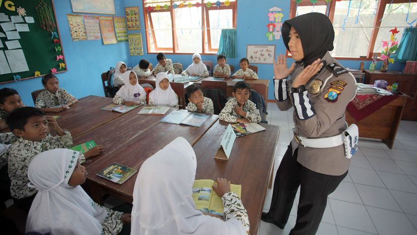 Guru Mogok Mengajar di Blitar, Polisi Bantu Proses Belajar Murid SD - Bagian 1