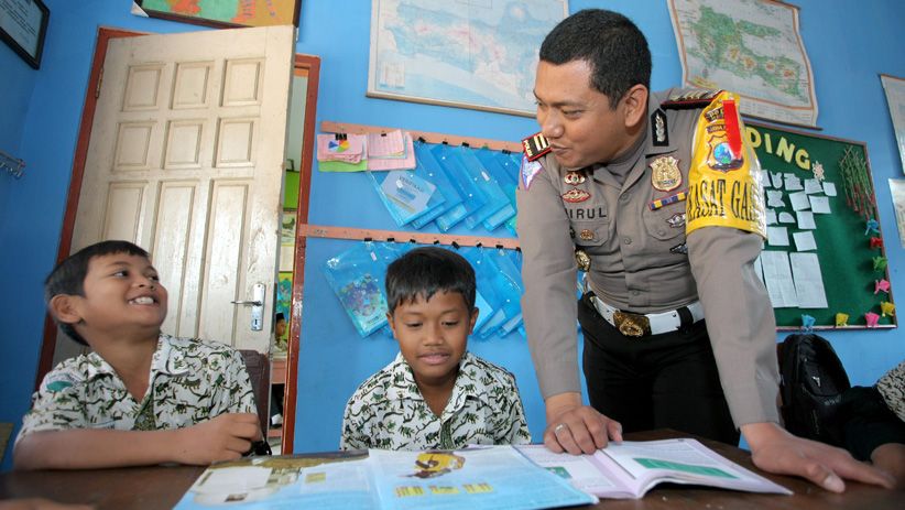 Guru Mogok Mengajar di Blitar, Polisi Bantu Proses Belajar Murid SD - Bagian 2
