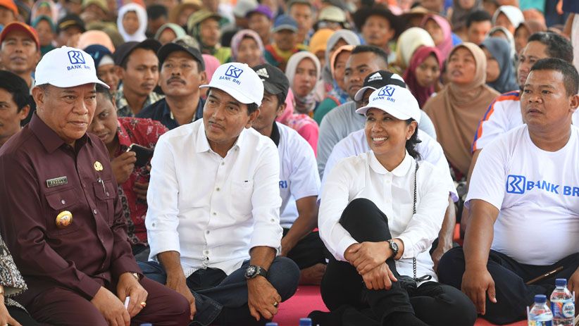 Menteri BUMN dan Dirut BRI Panen Buah Melon di Lamongan - Bagian 3
