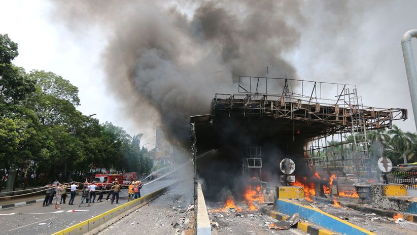 Foto-Foto Gerbang Tol Pejompongan Hangus Terbakar - Bagian 1