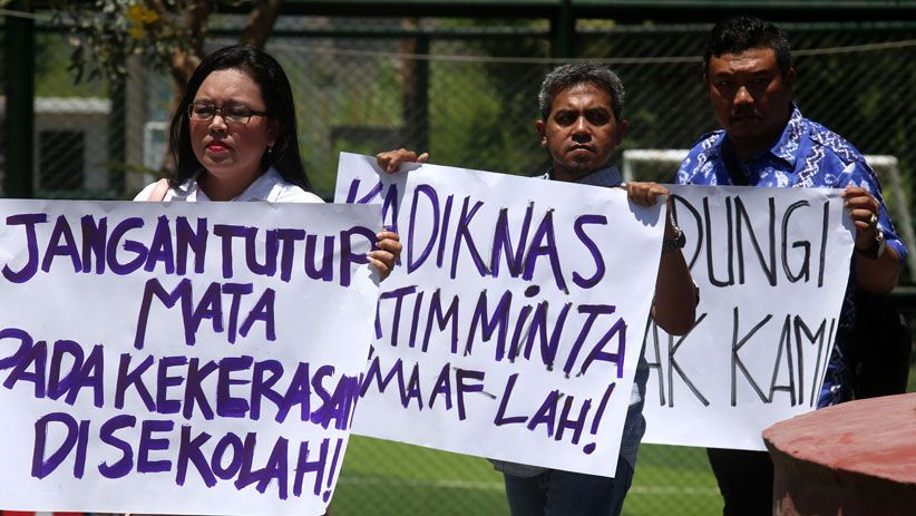 3 Wali Murid SMKN 1 Surabaya Mengadu ke Patung Gubernur Suryo