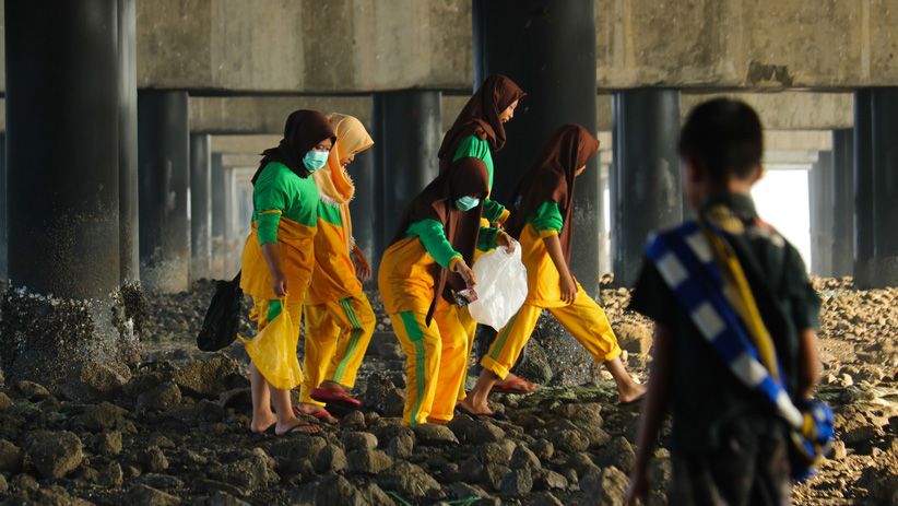 Aksi Ribuan Pelajar Bersih-Bersih Pantai Jembatan Suramadu - Bagian 2