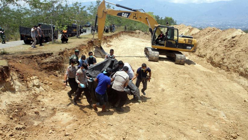 18 Jenazah Korban Gempa Palu Dimakamkan Bersamaan - Bagian 1