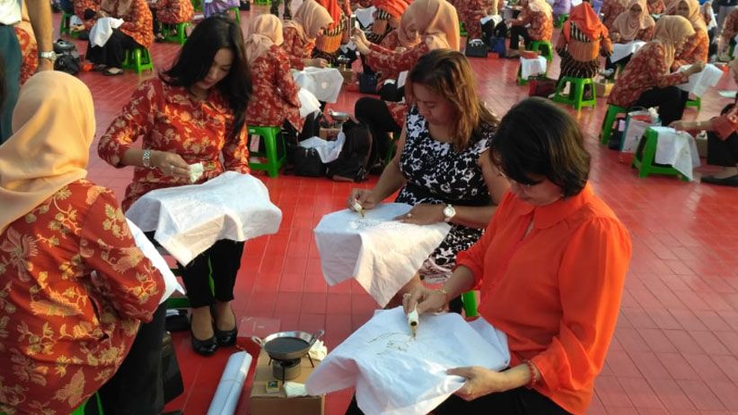 5.000 Perempuan Membatik dengan Canting Dapat Rekor MURI di Mabes TNI  - Bagian 5