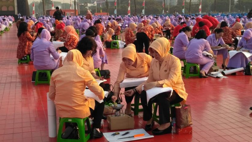 5.000 Perempuan Membatik dengan Canting Dapat Rekor MURI di Mabes TNI  - Bagian 2