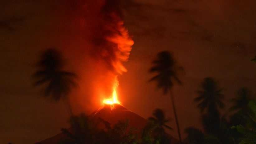 Gunung Soputan Muntahkan Lava Pijar - Bagian 1