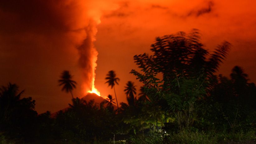 Gunung Soputan Muntahkan Lava Pijar - Bagian 2