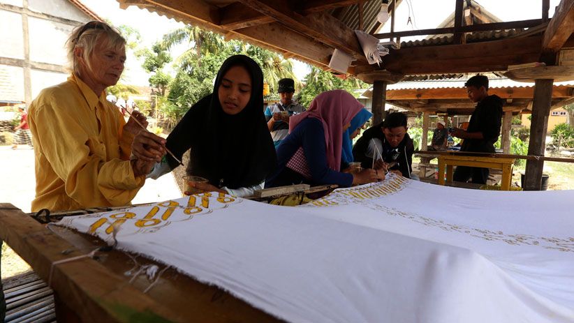 Peserta Wonderful Sail Indonesia 2018 Belajar Membatik Khas Bawean - Bagian 3