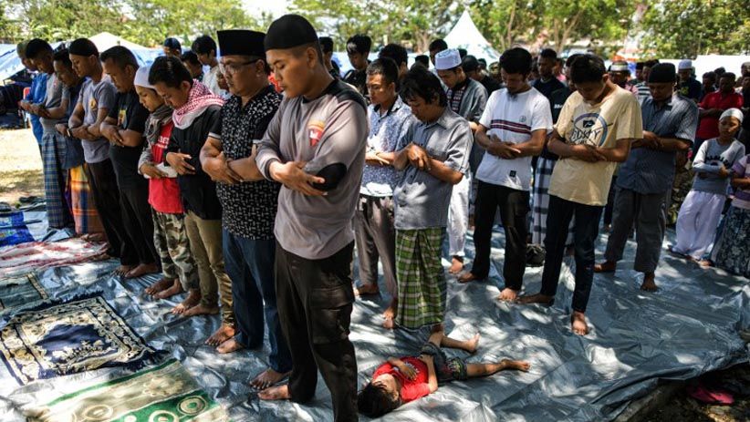 Suasana Haru saat Salat Jumat Pertama Pascagempa di Palu - Bagian 5