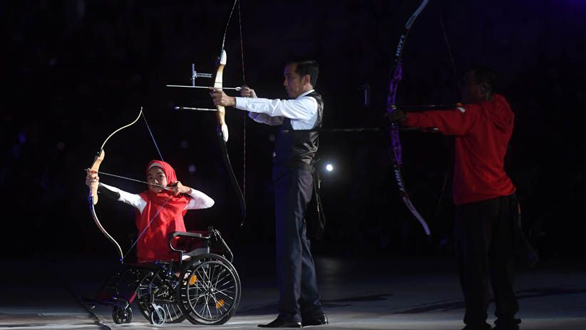 Aksi Presiden Jokowi Memanah saat Pembukaan Asian Para Games 2018 - Bagian 1