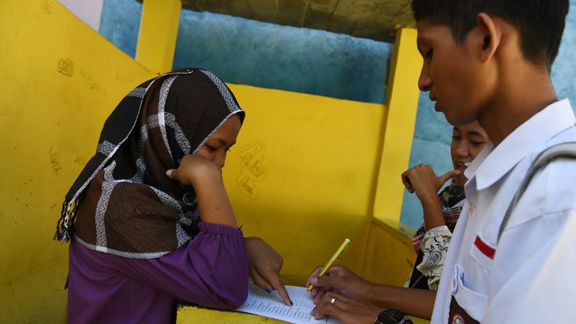 Antusiasme Pelajar saat Hari Pertama Masuk Sekolah Pascagempa Palu - Bagian 4