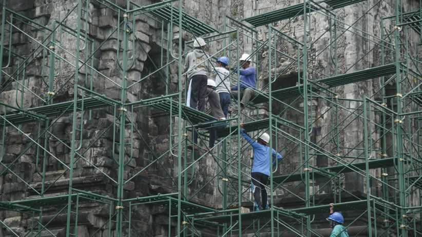 Atap Candi Kalasan Dibongkar BPCB Yogyakarta - Bagian 1