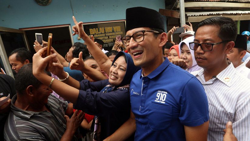 Sandiaga Uno Ziarah ke Makam Musisi Legendaris Gombloh di Surabaya - Bagian 5