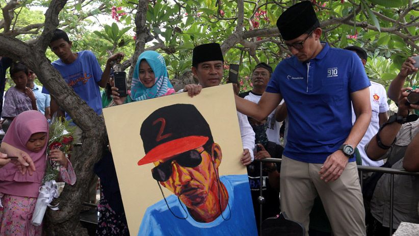 Sandiaga Uno Ziarah ke Makam Musisi Legendaris Gombloh di Surabaya - Bagian 2