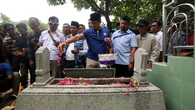 Sandiaga Uno Ziarah ke Makam Musisi Legendaris Gombloh di Surabaya - Bagian 3