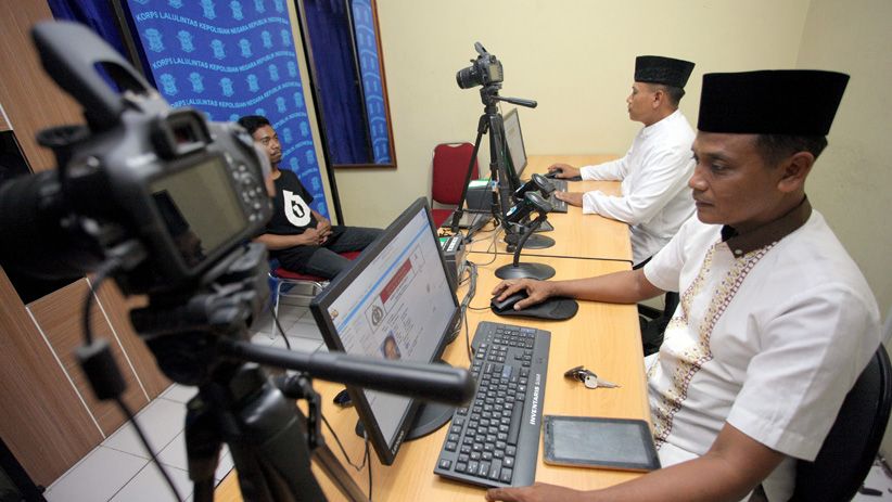 Anggota Polisi Berpakaian ala Santri Melayani Pembuatan SIM - Bagian 1