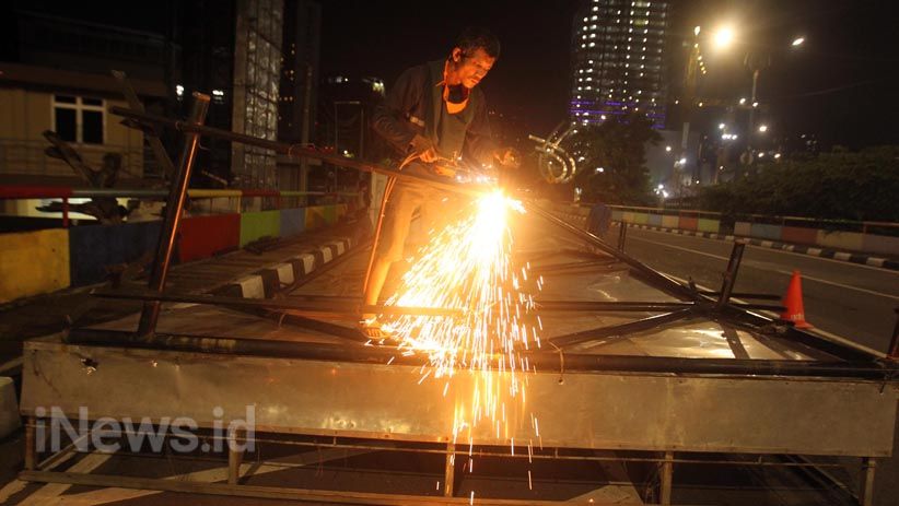 Papan Reklame Tak Berizin di Jalan Rasuna Said Dibongkar  - Bagian 2