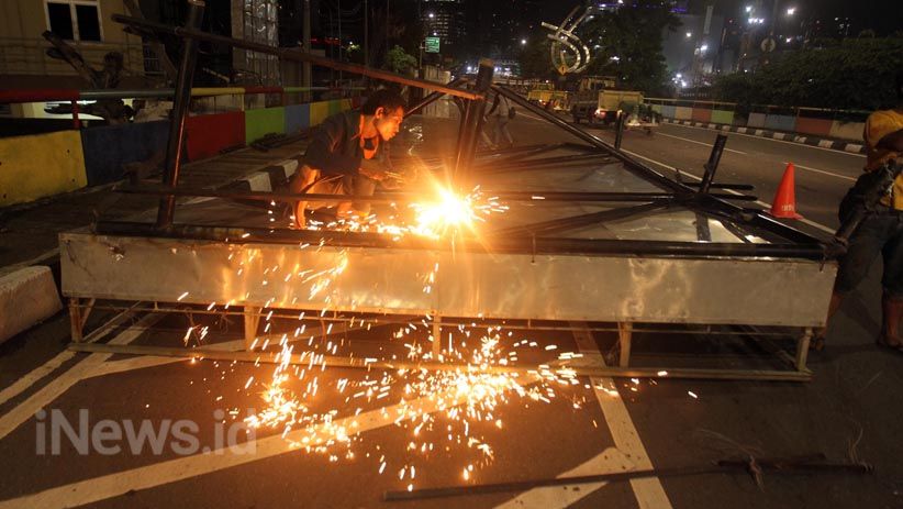 Papan Reklame Tak Berizin di Jalan Rasuna Said Dibongkar  - Bagian 1