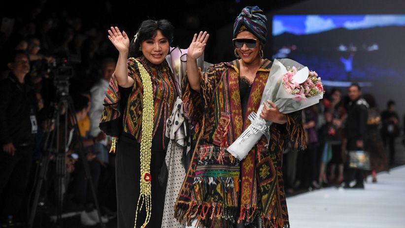 Begini Gaya Menteri Susi Pudjiastuti Jadi Peragawati di JFW - Bagian 2