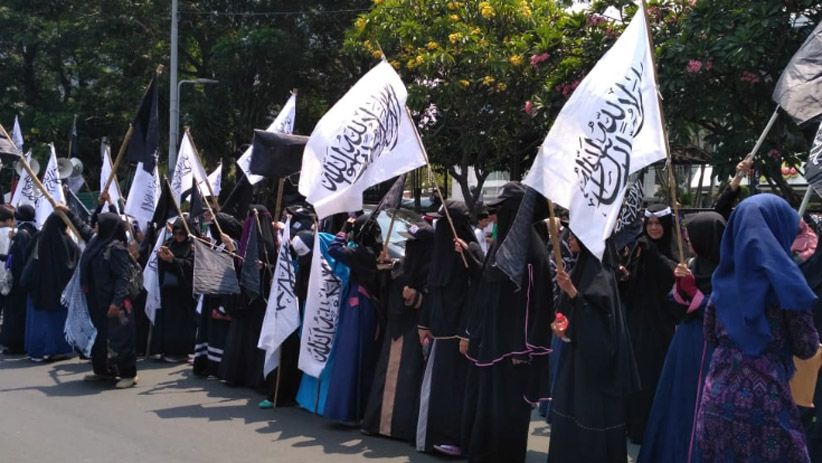 Massa Protes Pembakaran Bendera Berdatangan ke Kantor Kemenko Polhukam - Bagian 5