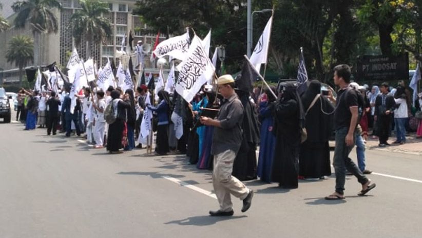 Massa Protes Pembakaran Bendera Berdatangan ke Kantor Kemenko Polhukam - Bagian 3