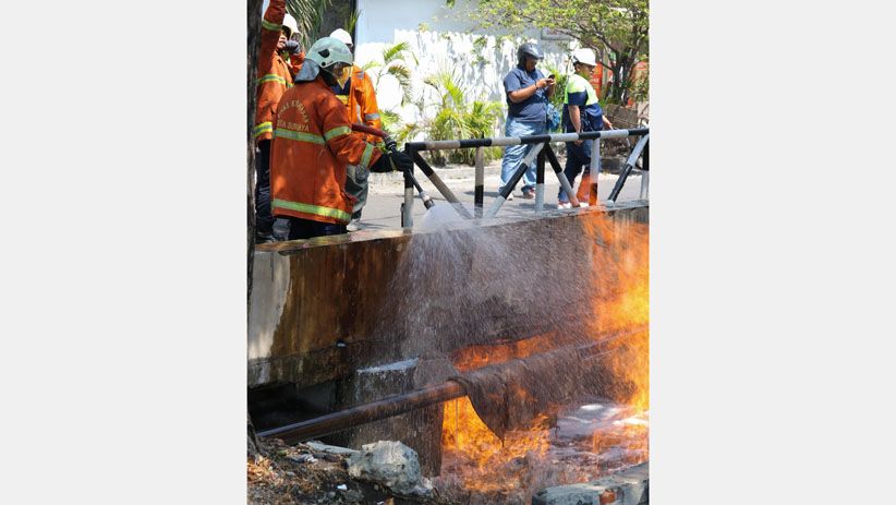 Pipa Gas Bocor Semburkan Api di Surabaya - Bagian 3