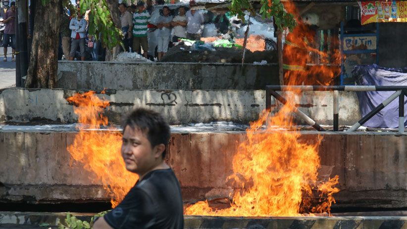 Pipa Gas Bocor Semburkan Api di Surabaya - Bagian 1